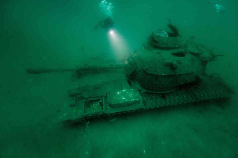 This M60 is one of 100 tanks sunk in 1994 in a 1,200-square-mile zone of artificial reefs off the coast of Alabama. This M60 is one of 100 tanks sunk in 1994 in a 1,200-square-mile zone of artificial reefs off the coast of Alabama.