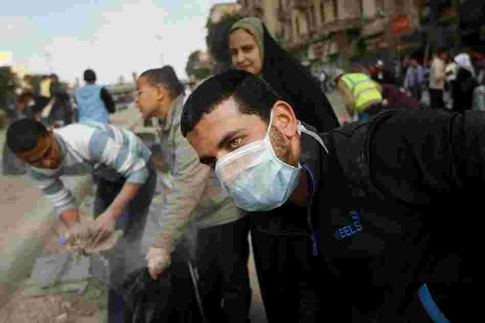 Egyptians gather to clean up Tahrir Square.  