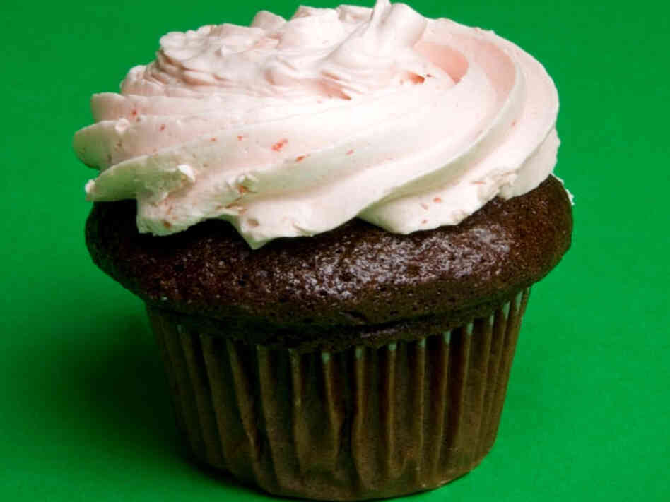 Sites like LivingSocial and Groupon offer big discounts at a variety of retailers, like cupcake bakeries. Sites like LivingSocial and Groupon offer big discounts at a variety of retailers, like cupcake bakeries.