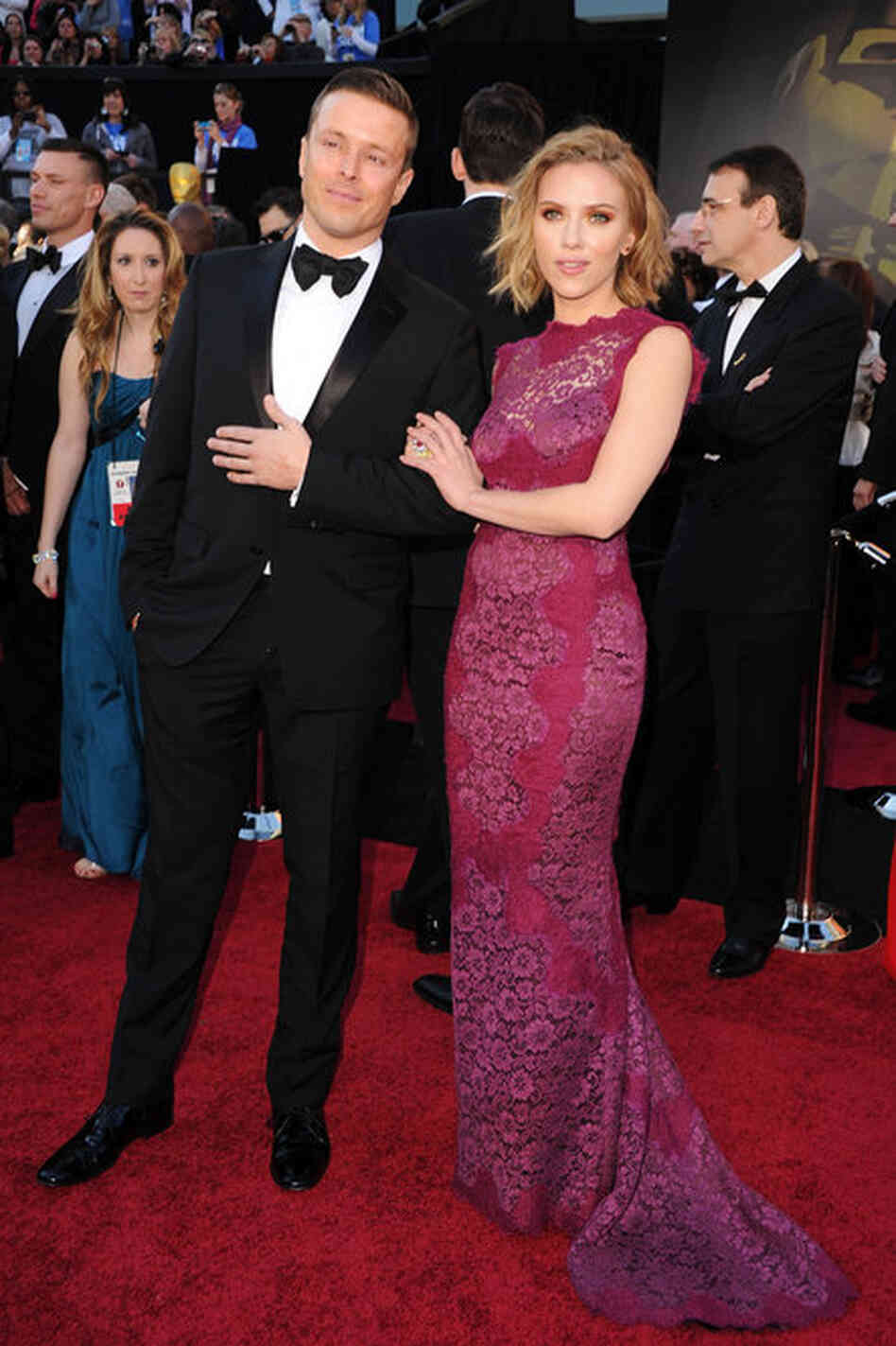 Jeremy Renner, nominated for Best Supporting Actor for his role in The Town, poses with actress Scarlett Johansson. 