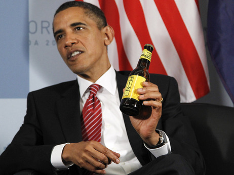 President Obama with a bottle of Goose Island 312 Wheat