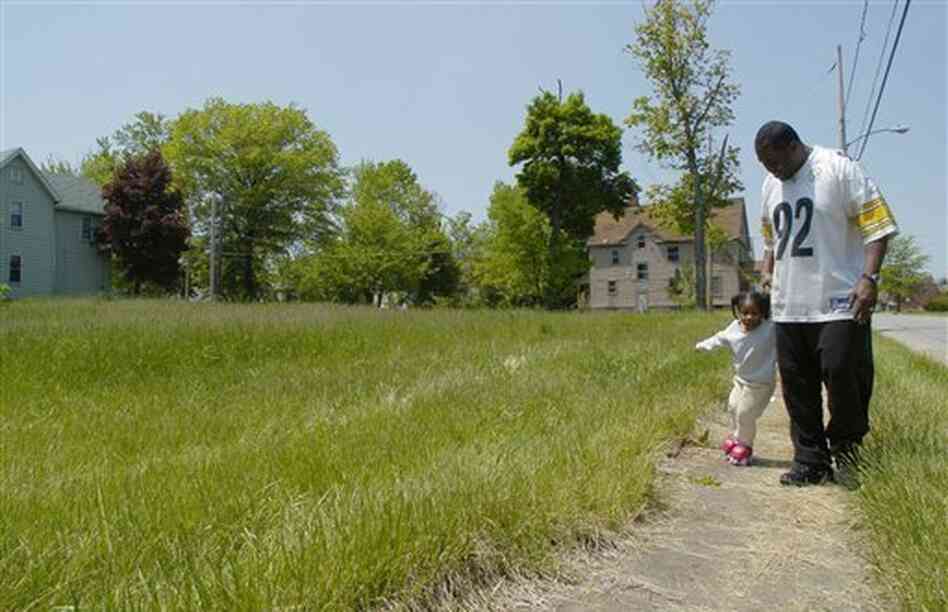There used to be a house here. (Youngstown, 2007) There used to be a house here. (Youngstown, 2007)