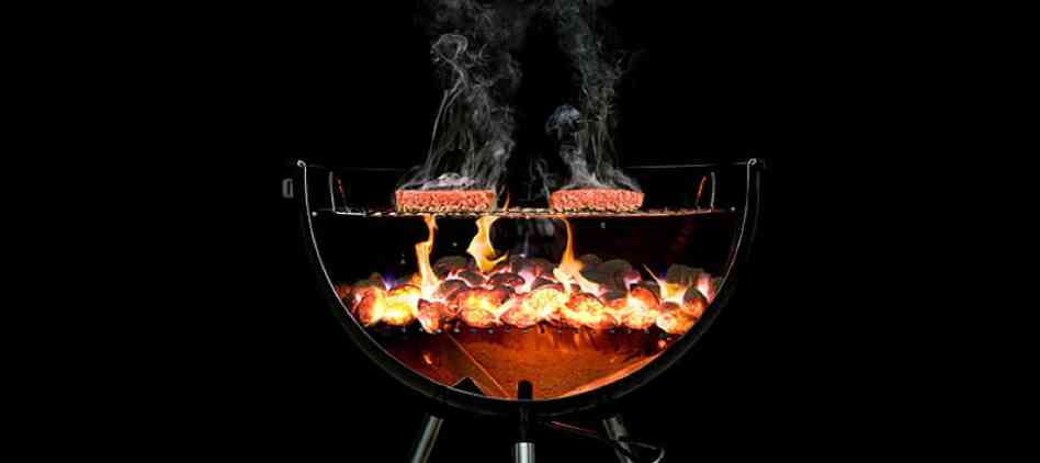 This cutaway of a Weber grill demonstrates what happens inside food as it cooks. The grill itself was sliced in half, as were the hamburgers, to show how heat progresses through the meat.