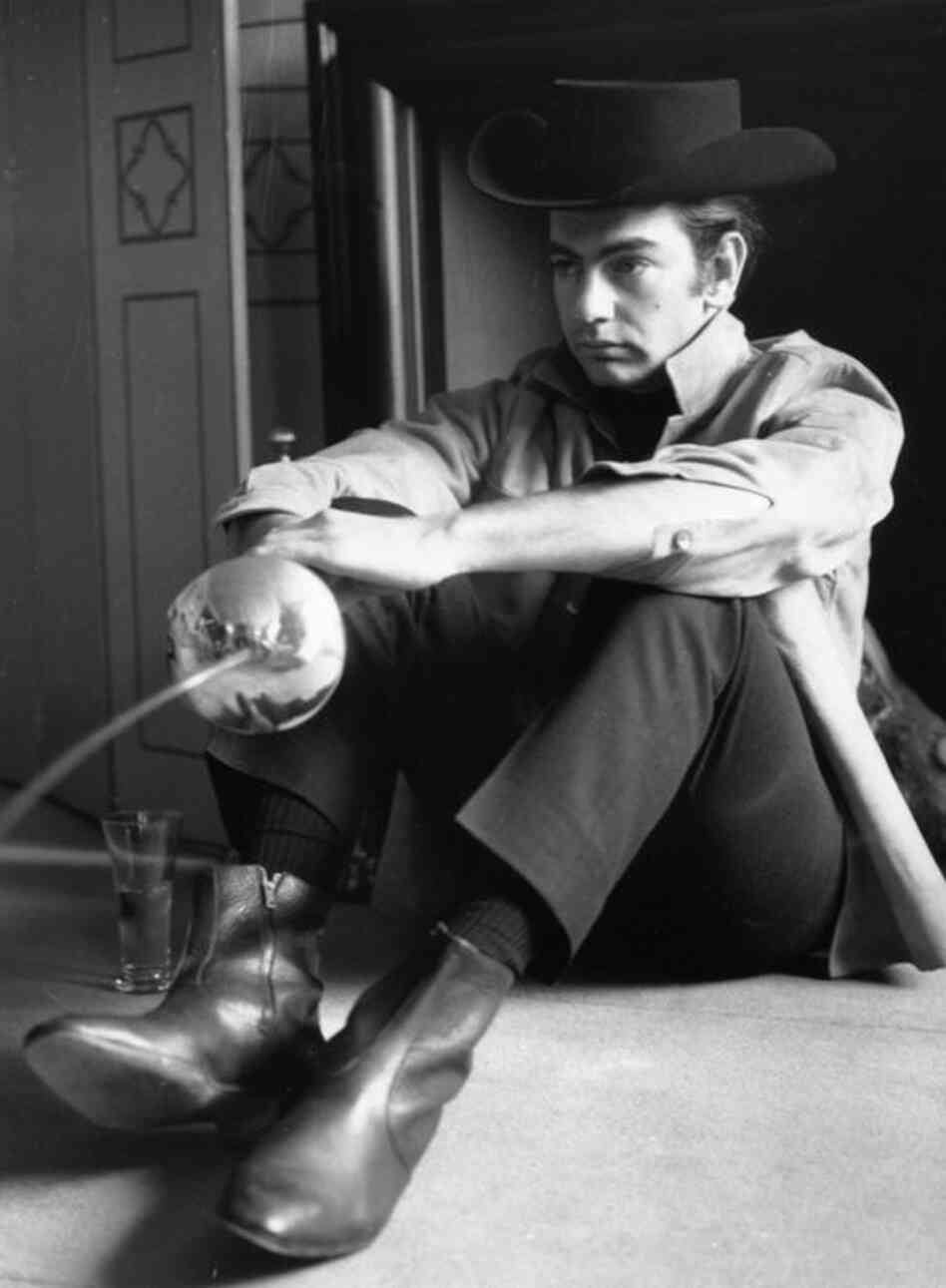 Neil Diamond was born in Brooklyn, N.Y., in 1941. He was a performer from an early age, singing alongside Barbra Streisand in the All City choir as a New York City high school student. Off stage, Diamond (shown here posing with his sword in May 1967) was an avid fencer and attended New York University on a fencing scholarship. 