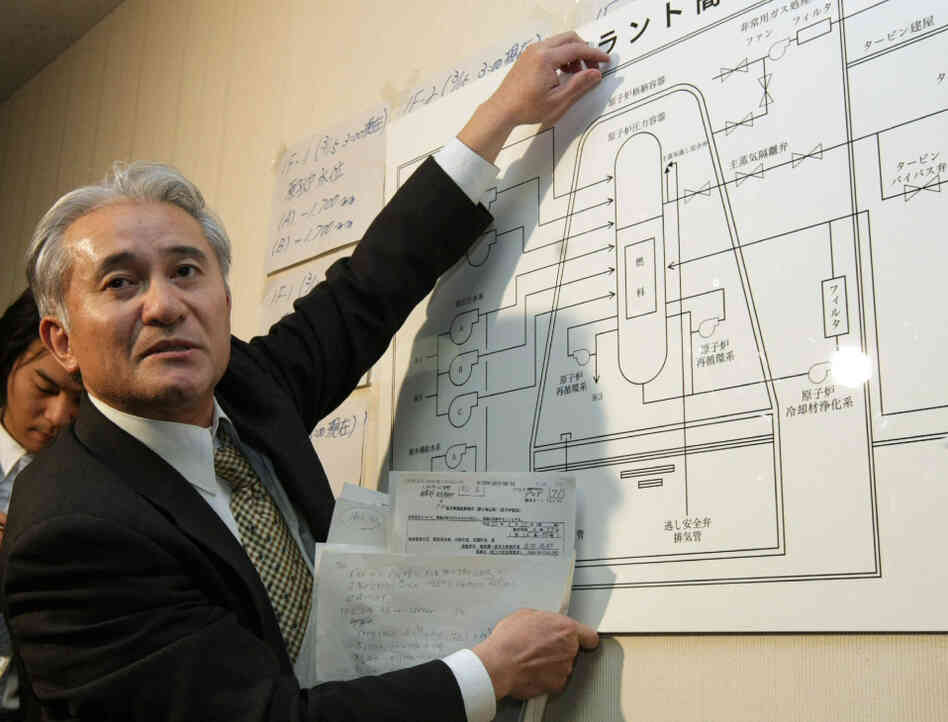 A nuclear plant specialist with the Tokyo Electric Power Co. explains the structure of a nuclear reactor at the company's Fukushima power plant during a news conference Tuesday.