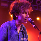 Lead singer Daniel Blumberg of Yuck, backed by drummer Jonny Rogoff.