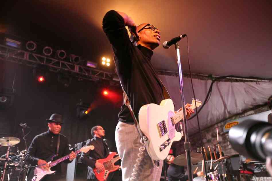 Raphael Saadiq's SXSW set was a full-blown soul revue, complete with choreographed backup singers and buckets of sweat. 