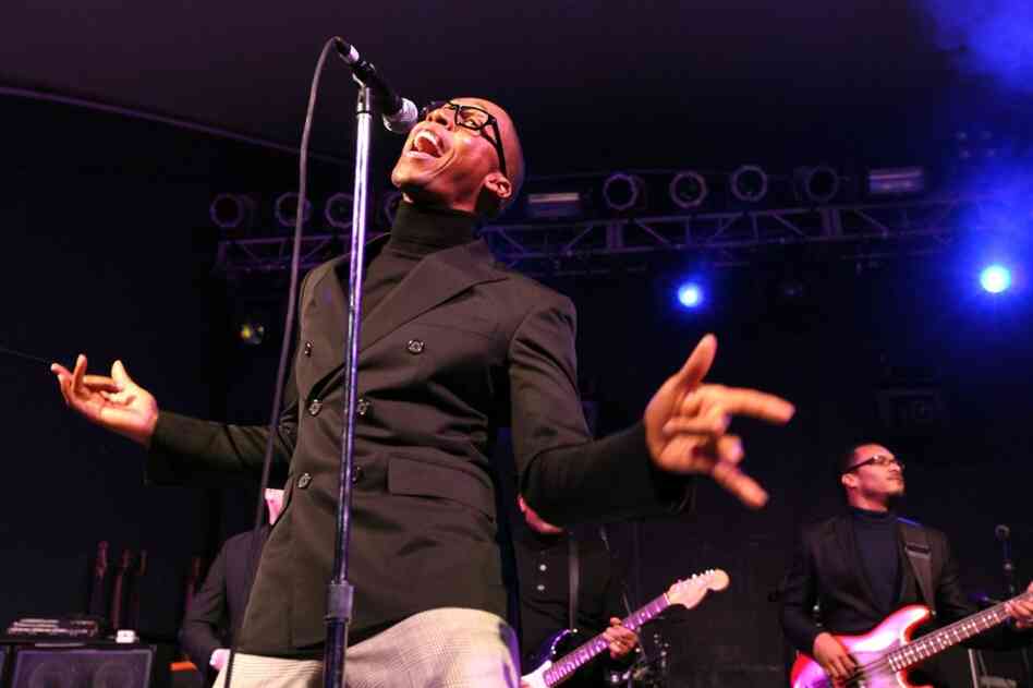 Raphael Saadiq was a big, bright ball of energy at Stubb's. 