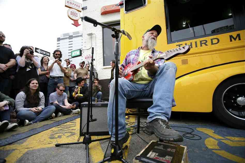 New Third Man recording artist Seasick Steve played the blues on just three strings in front of Jack White's mobile record store/studio. 