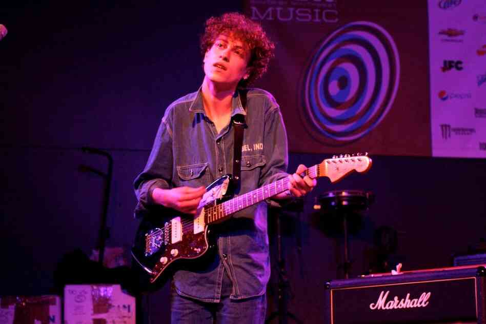 Yuck captured the frayed noise and hooky, guitar-driven melodies of '90s rock at Stubb's, even though its members, at 20, are too young to have experienced it firsthand. 