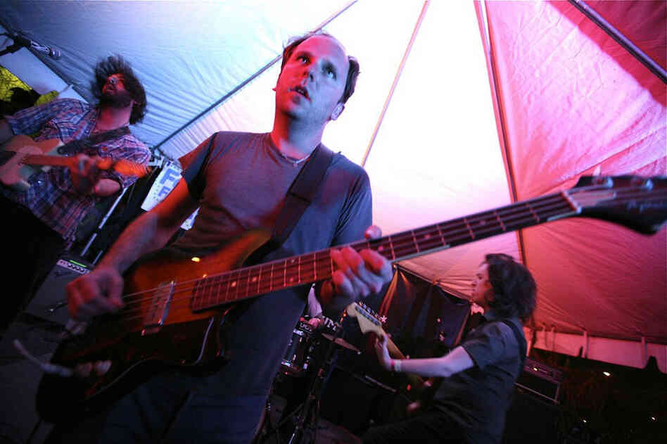 Garage rockers The Fresh & Onlys punch out psychedelic pop gems. 