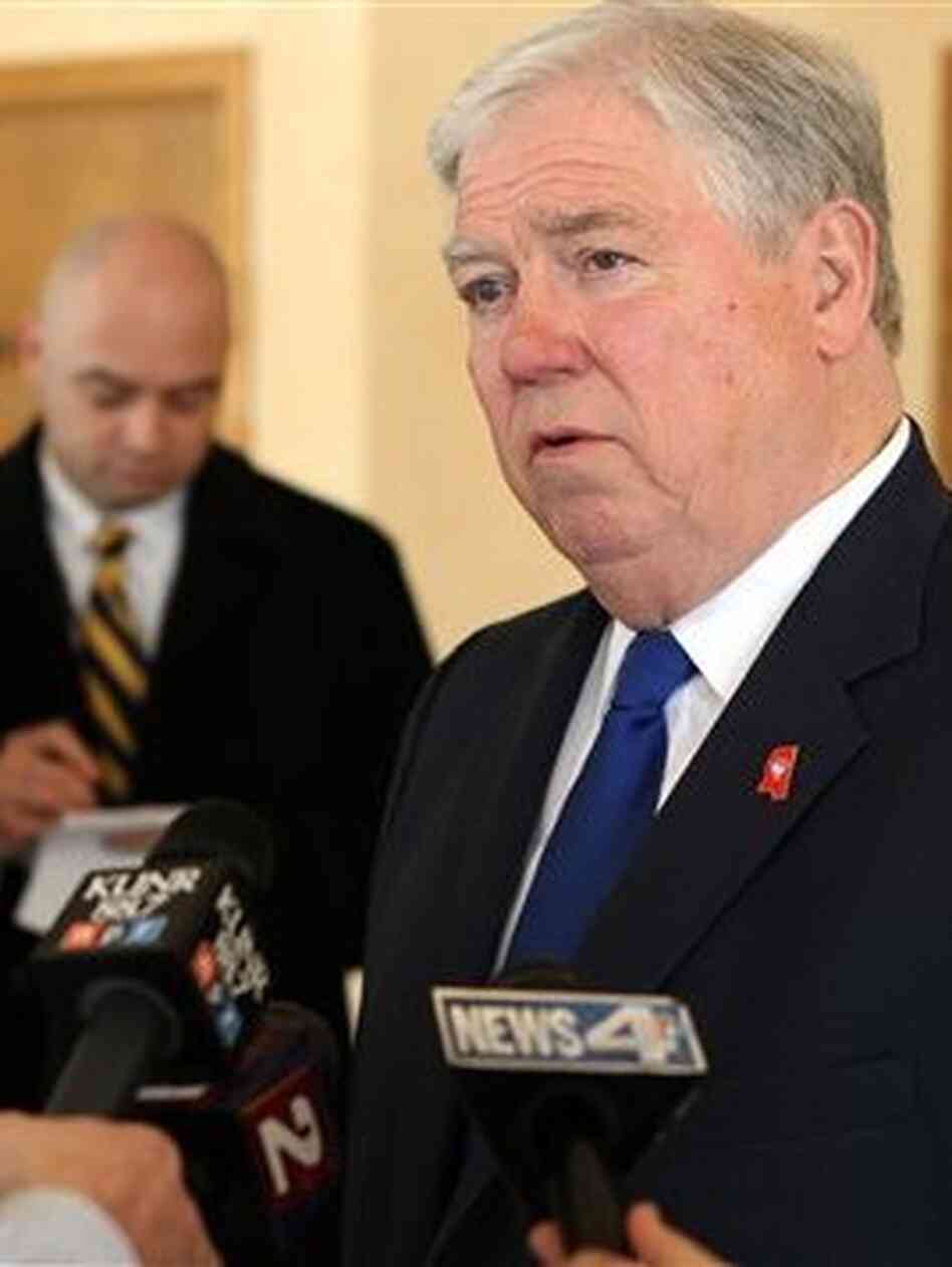 Mississippi Gov. Haley Barbour with media after a Carson City, Nev. political event, March 22, 2011. Mississippi Gov. Haley Barbour with media after a Carson City, Nev. political event, March 22, 2011.