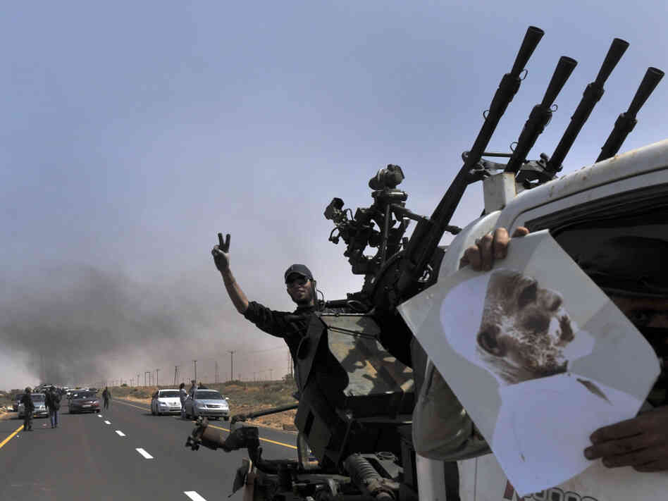 Libyan rebels pushed westward from the town of Bin Jawad toward Moammar Gadhafi's hometown of Sirte on Monday.
