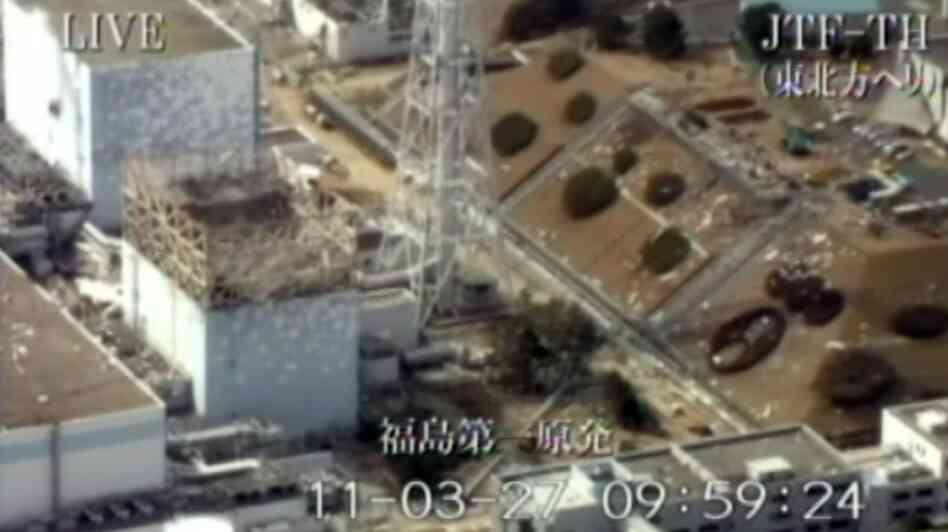 Reactor buildings No. 1 and 2 (left) of the Tokyo Electric Power Co. Fukushima No. 1 (Dai-ichi) nuclear power plant. Dangerous levels of radiation were detected in water thought to be leaking from the stricken Japanese reactor No. 2 have dealt a new setback to efforts to avert a nuclear disaster. Reactor buildings No. 1 and 2 (left) of the Tokyo Electric Power Co. Fukushima No. 1 (Dai-ichi) nuclear power plant. Dangerous levels of radiation were detected in water thought to be leaking from the stricken Japanese reactor No. 2 have dealt a new setback to efforts to avert a nuclear disaster.