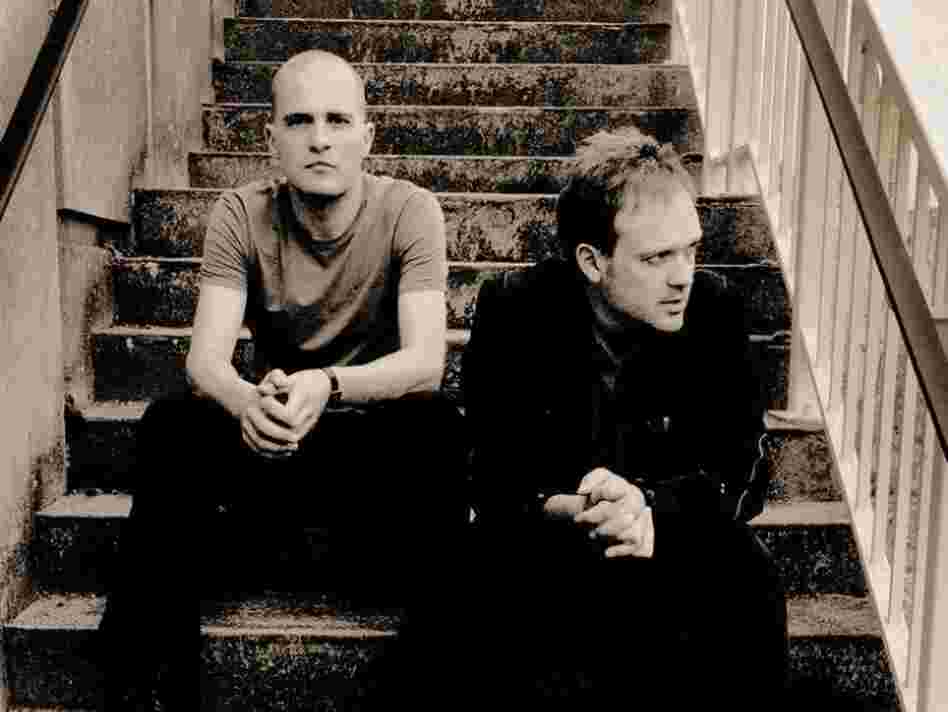 Brothers Stijn (left) and Steven Kolacny lead the Scala and Kolacny Brothers choir as conductor and pianist, respectively.