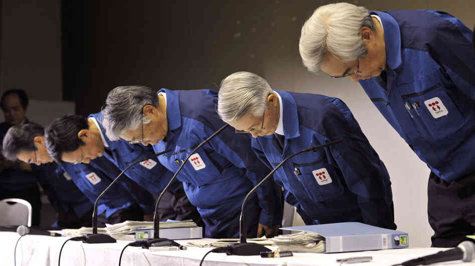 Tokyo Electric Power Co. Chairman Tsunehisa Katsumata (second from right) and other executives bow prior to a press conference at the company's headquarters in Tokyo on Wednesday. Tokyo Electric Power Co. Chairman Tsunehisa Katsumata (second from right) and other executives bow prior to a press conference at the company's headquarters in Tokyo on Wednesday.