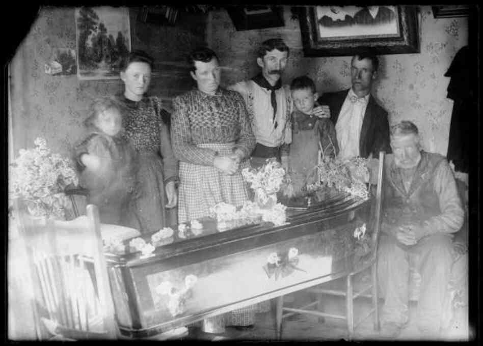 Scofield Utah #33; Mrs. Seth Jones and Family and Casket at time of Mine Disaster