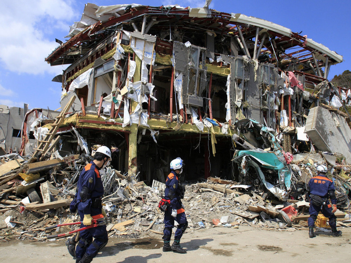 Metropolitan Police Department personnel searched for victims in the debris of Rikuzentakata, Iwate Prefecture, northern Japan, earlier today (April 1, 2011).