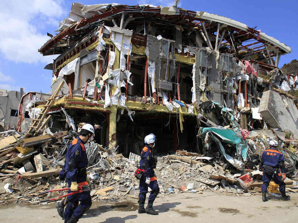 Metropolitan Police Department personnel searched for victims in the debris of Rikuzentakata, Iwate Prefecture, northern Japan, earlier today (April 1, 2011).