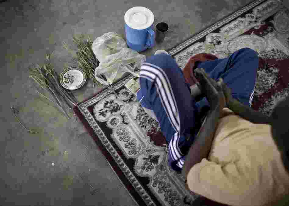 A sufi prays in a shrine. Sufis in Somaliland often chew khat while praying. Sufism has deep roots in Somaliland and many in Somaliland feel the Islamic pressure building in Somalia as a threat to Somaliland's more moderate and tolerant view of Islam.