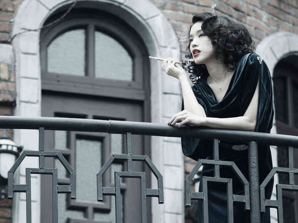 Dangerous Games: Chen falls for Shanghai nightclub hostess Kiki (Shu Qi) — though it's far from clear he and she are on the same side.