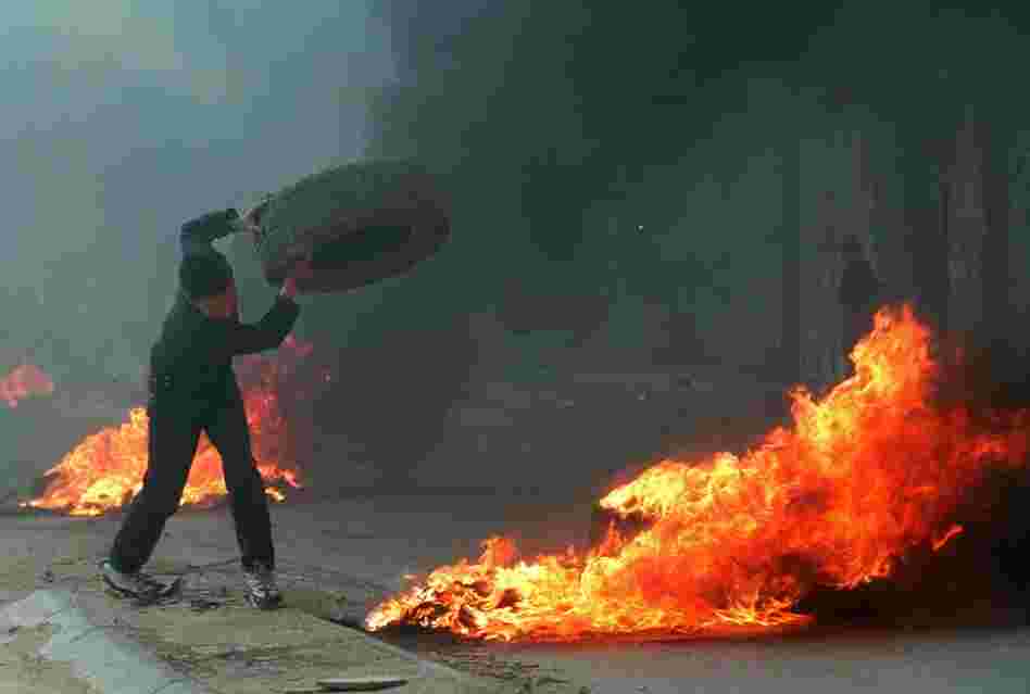 In the late 1990s, both Marinovich and Silva traveled to the Middle East to photograph ongoing clashes in the region. Silva captured this young Palestinian boy throwing a tire in the West Bank town of A-Ram in March 1997. 