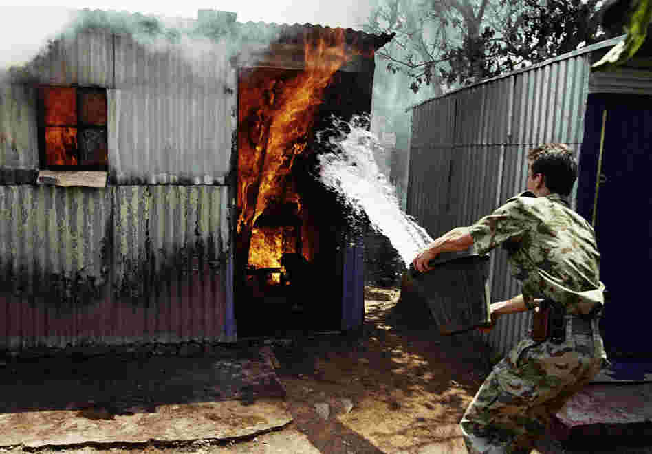 It was a South African magazine that coined Silva and Marinovich as "Bang-Bang" photographers. In 1994, Silva captured ongoing clashes between the Zulu Inkatha Freedom Party and African National Congress supporters. 