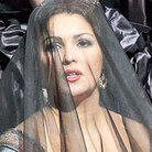 Soprano Anna Netrebko stars in the Vienna State Opera production of Donizetti's Anna Bolena. Soprano Anna Netrebko stars in the Vienna State Opera production of Donizetti's Anna Bolena.