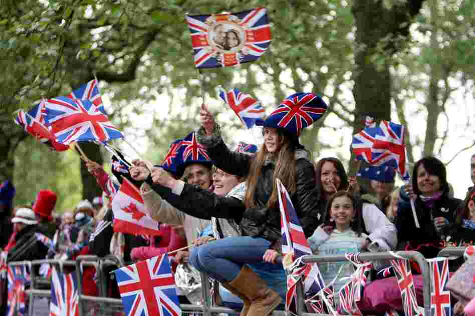 Crowds await the arrival of the royal couple. 