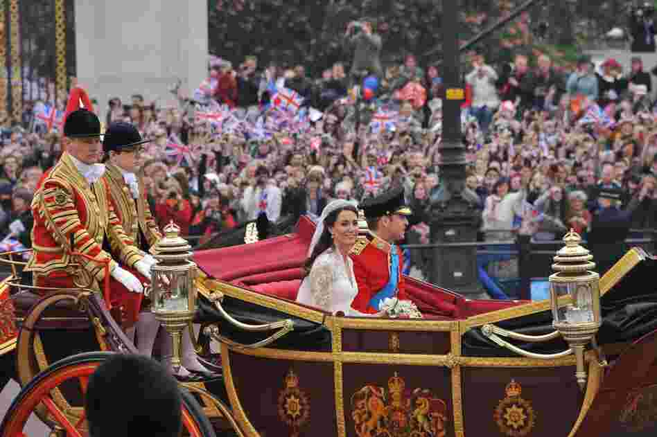 The newlyweds travel in the 1902 State Landau carriage to Buckingham Palace. 