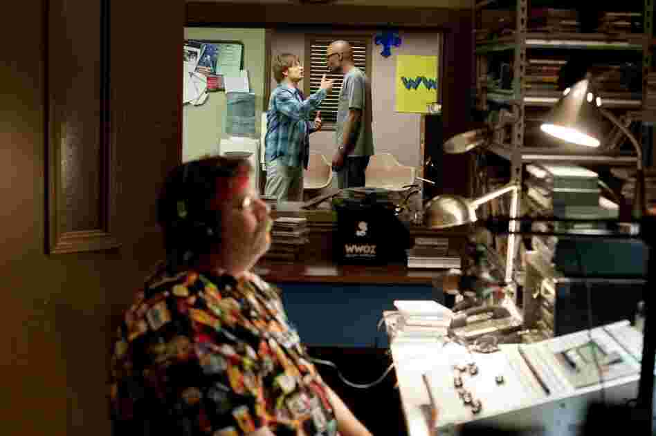 DJ Davis (Steve Zahn) and his WWOZ boss (Darien Sills-Evans) argue, while DJ Jeffy Jeff (Spud McConnell) hosts programming.