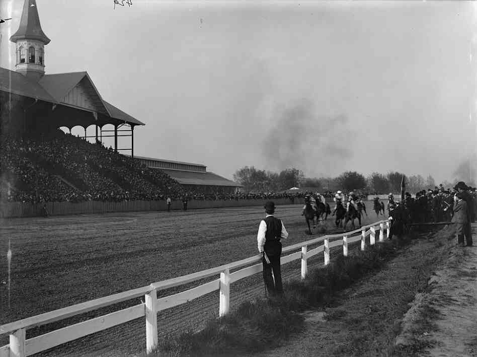 The horses hit the 1-mile mark during the 1901 Kentucky Derby.