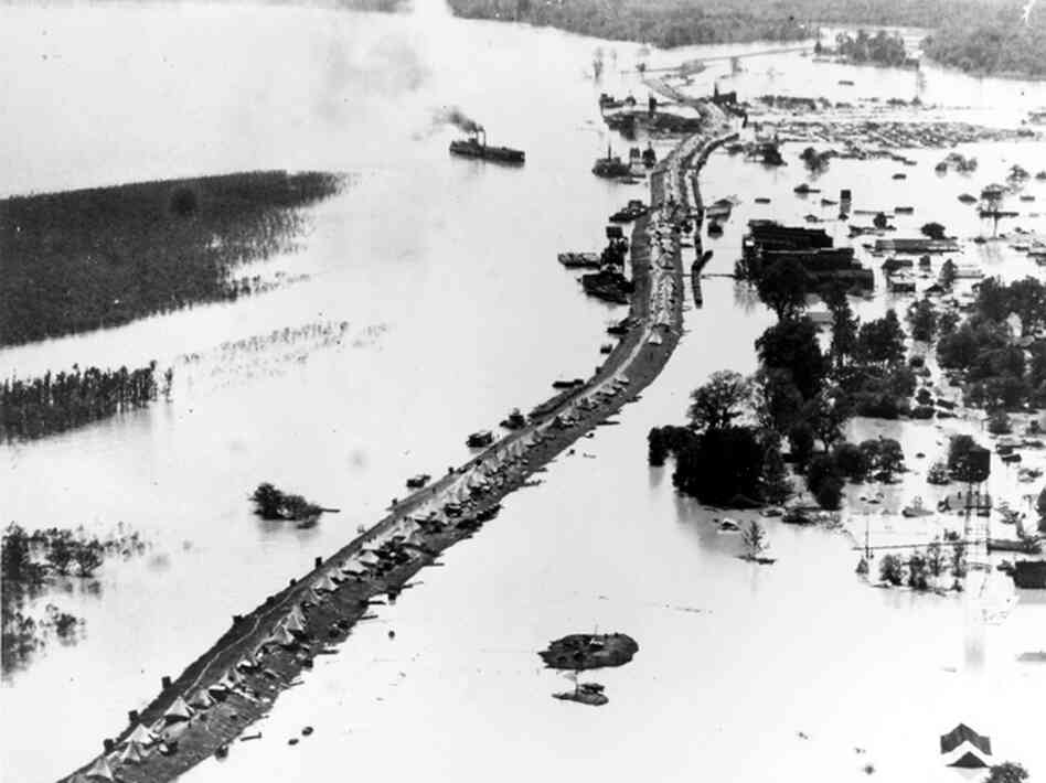 Victims of the 1927 Mississippi Valley flood camped on a levee in Arkansas City, Ark. Victims of the 1927 Mississippi Valley flood camped on a levee in Arkansas City, Ark.