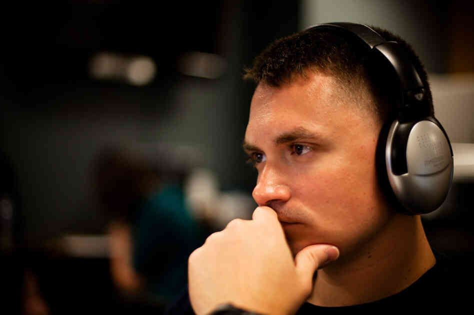 1st Lt. Fred Simpson considers a computerized mental exercise designed to improve focus and memory. Simpson was knocked unconscious by a grenade blast in Afghanistan and now receives treatment at Walter Reed Army Medical Center in Washington. 1st Lt. Fred Simpson considers a computerized mental exercise designed to improve focus and memory. Simpson was knocked unconscious by a grenade blast in Afghanistan and now receives treatment at Walter Reed Army Medical Center in Washington.