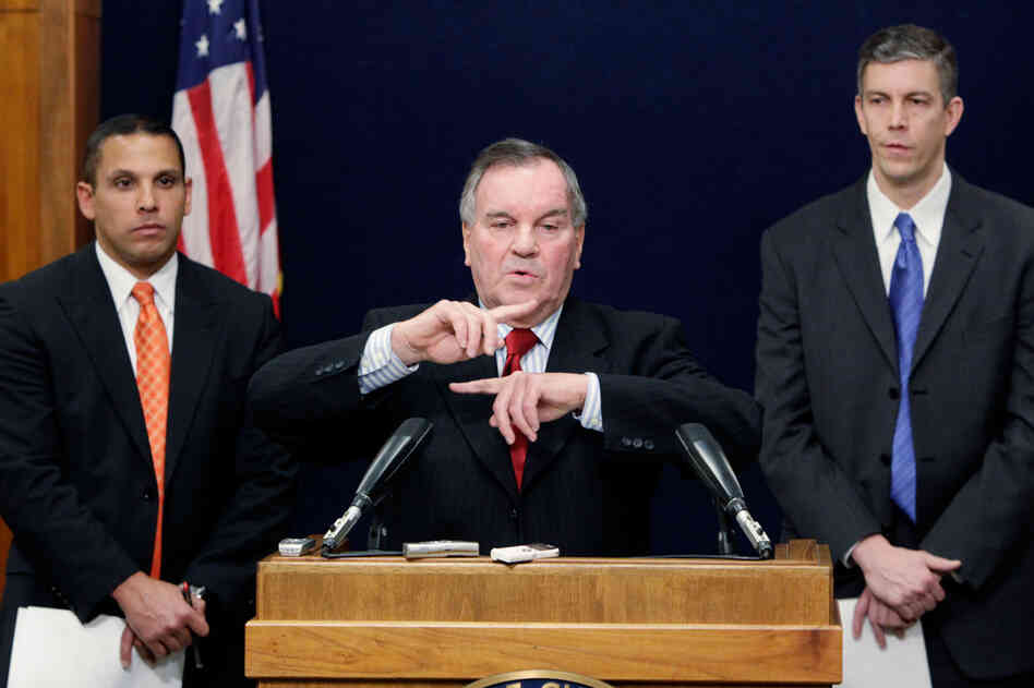 Daley announces that Chicago Transit Authority President Ron Huberman (left) will replace Education Secretary Arne Duncan as CEO of the Chicago Public Schools during a news conference in January 2009. 
