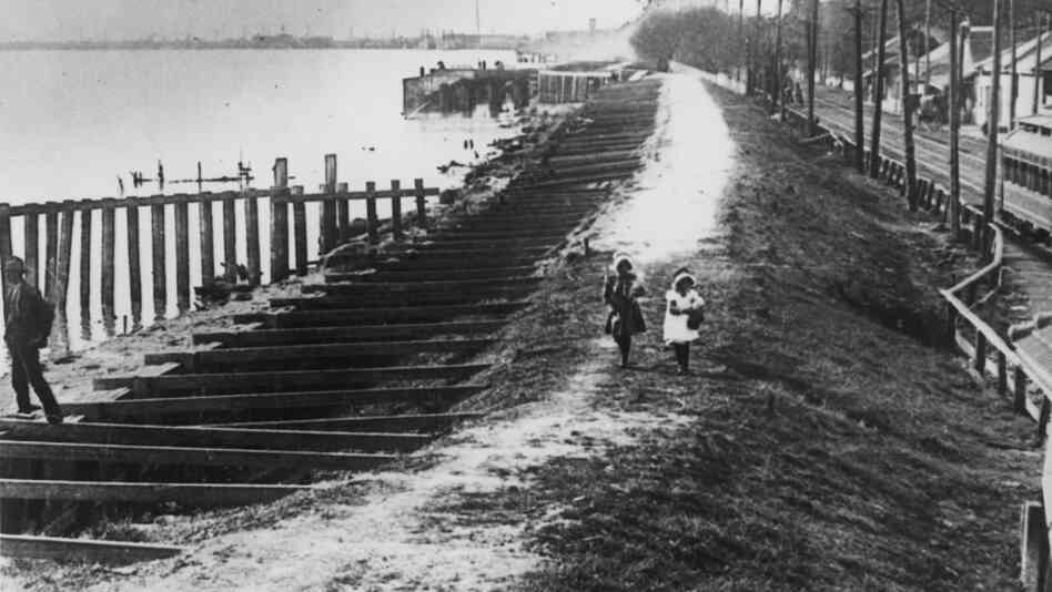 A levee on the Mississippi River in Louisiana during the Great Flood of 1927.