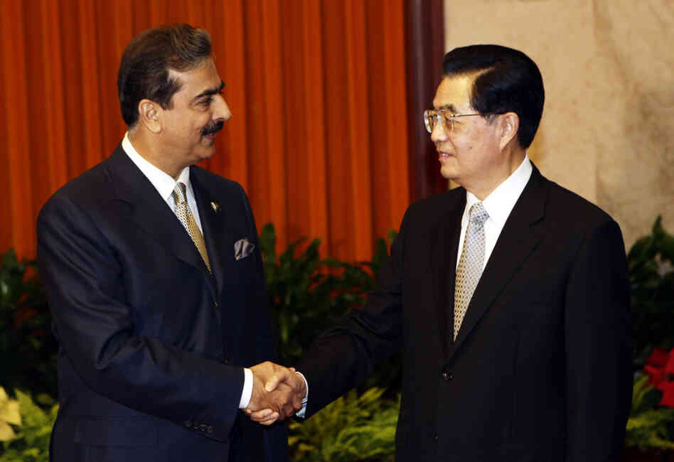 Pakistan's Prime Minister Yusuf Raza Gilani (L) shakes hands with China's President Hu Jintao during a meeting at the Great Hall of the People in Beijing, May 20.
