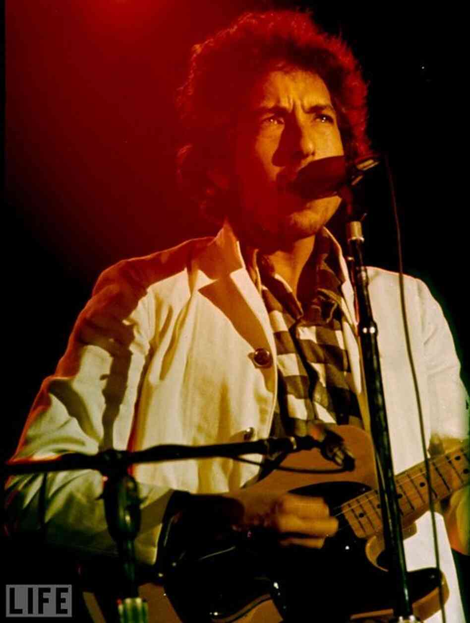 Dylan in concert in 1974. 