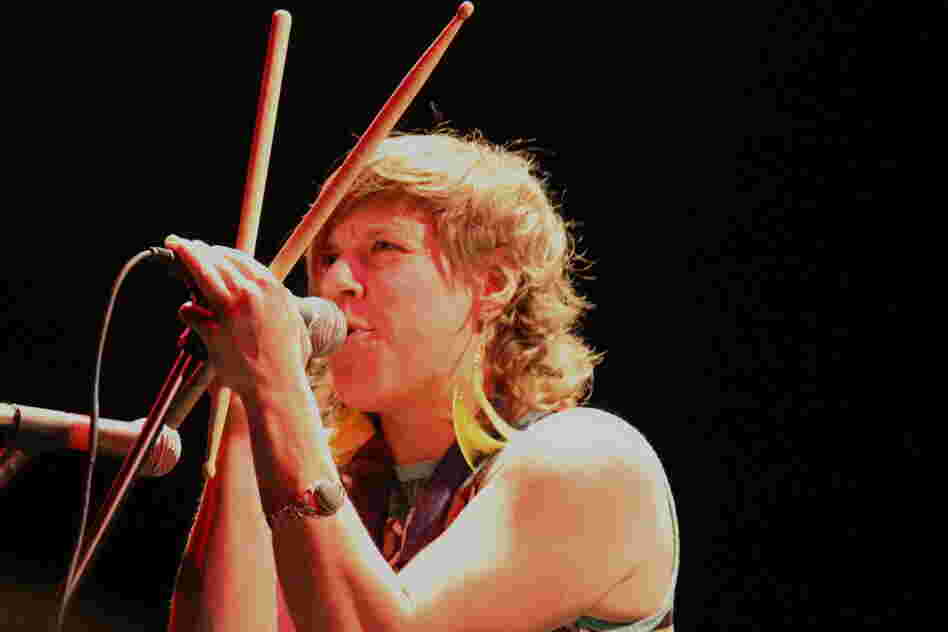 Merril Garbus of tUnE-yArDs belts out a song from Sonic Youth's debut album. 