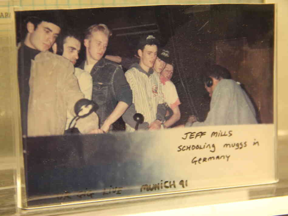 A photo of Jeff Mills "schooling mugs in Germany" at the Submerge techno museum.