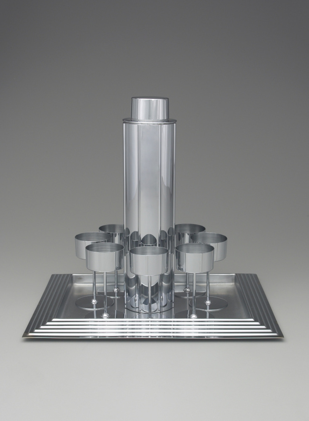 Norman Bel Geddes' 1934 "Manhattan Cocktail Service" evokes a tall, city skyscraper.