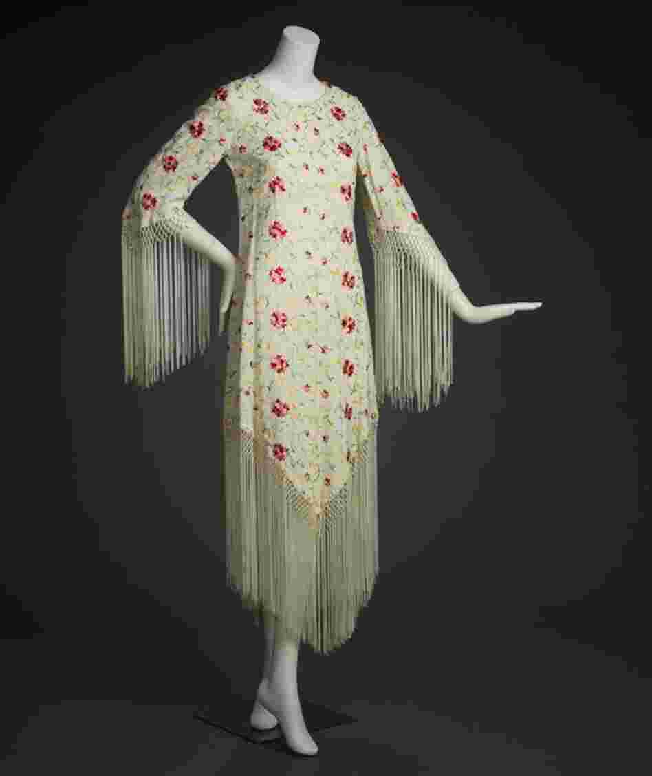 Dress, ca. 1970, by Adolfo SardinaSilk, crepe yarn, satin weave, machine embroidered, knotted fringe