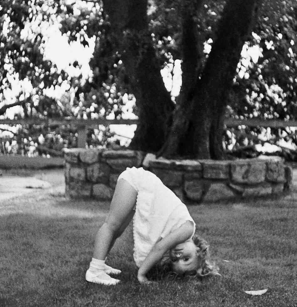 A young Jennifer Grant plays in the yard of her Beverly Hills home in 1969.