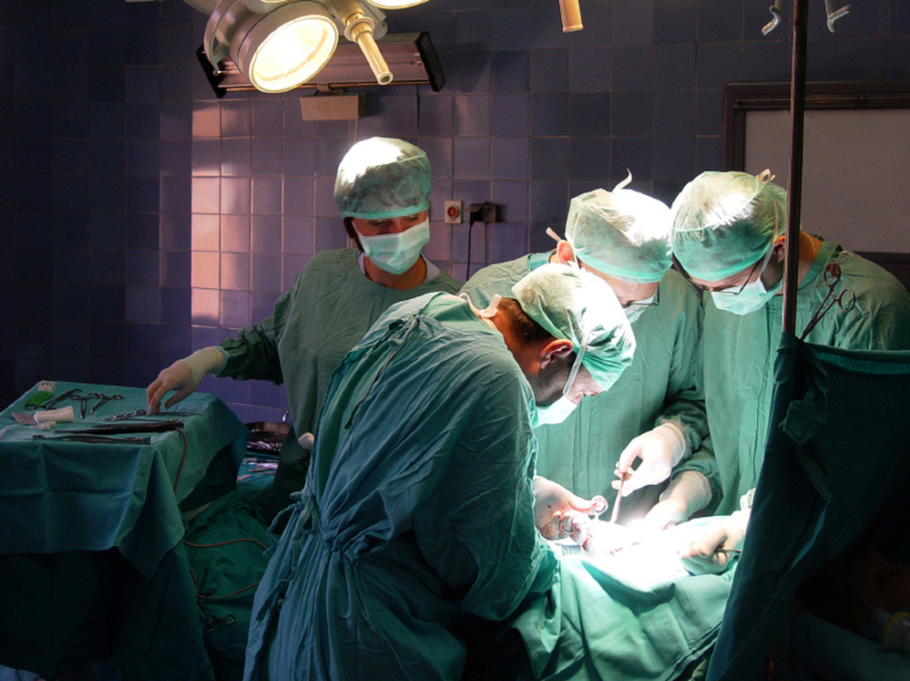 Doctors who talk to a patient before surgery are less likely to operate on the wrong limb than those who first see the patient when he or she arrives in the operating room.
