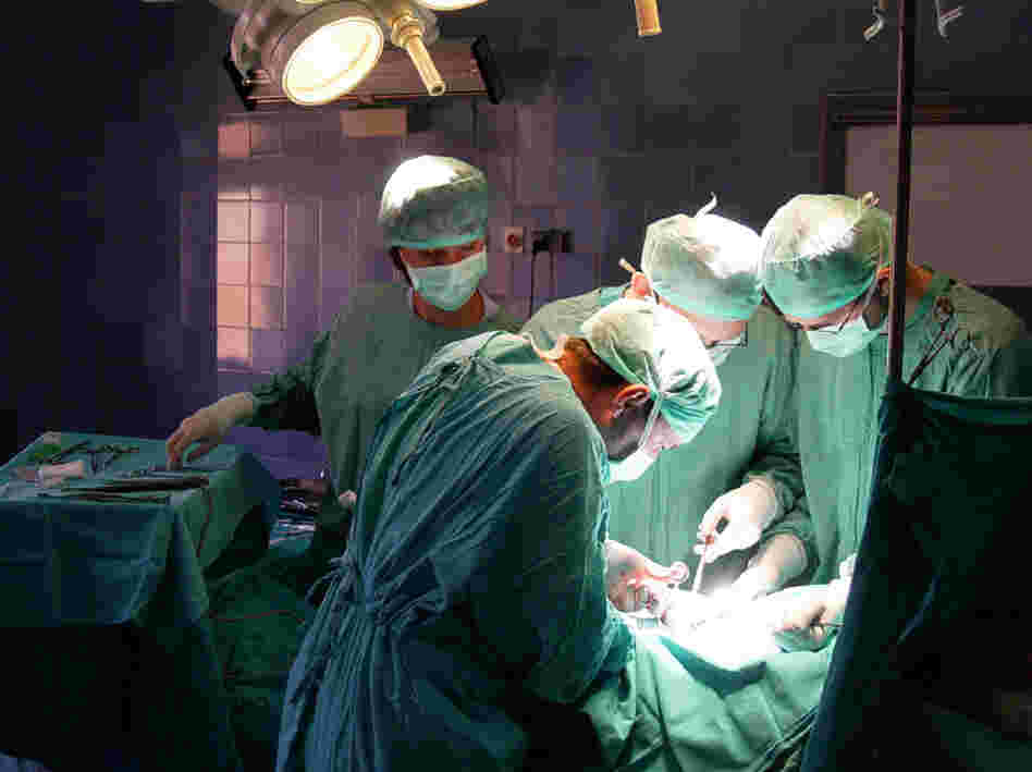 Doctors who talk to a patient before surgery are less likely to operate on the wrong limb than those who first see the patient when he or she arrives in the operating room.