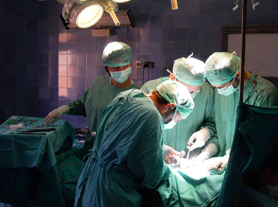 Doctors who talk to a patient before surgery are less likely to operate on the wrong limb than those who first see the patient when he or she arrives in the operating room.