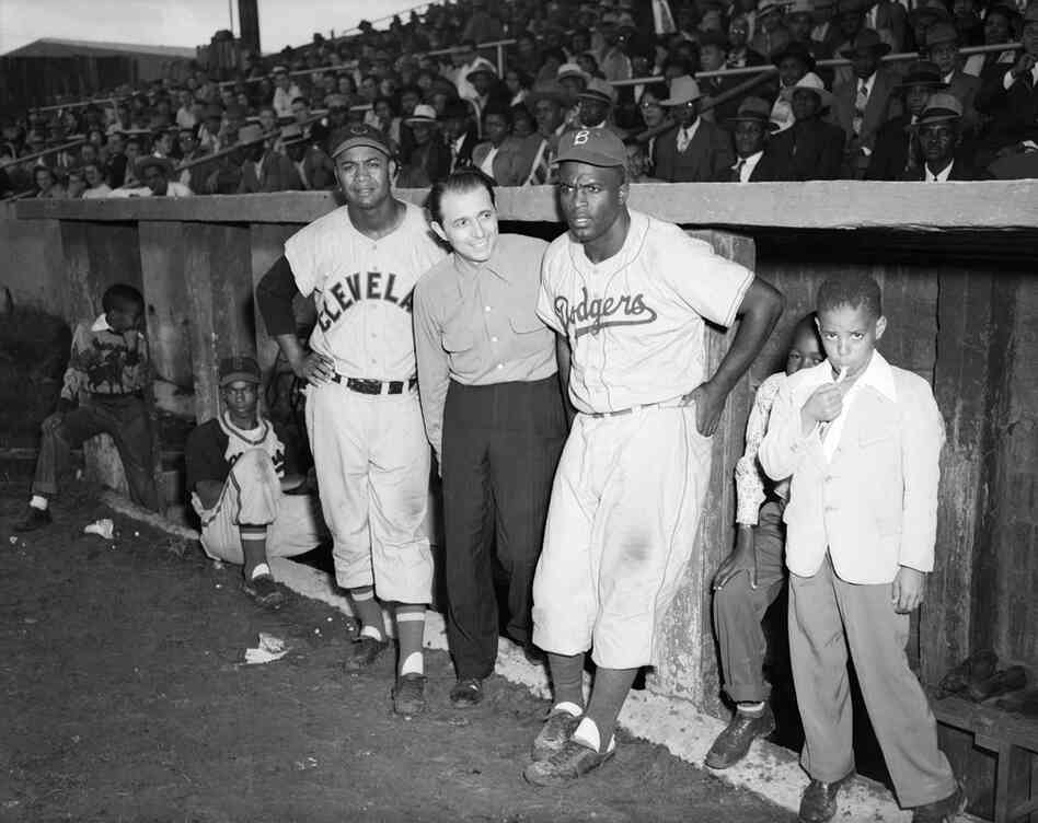 Ernie Banks, Larry Doby, Matty Brescia, Jackie Robinson, Martin's Stadium, in Memphis, Tenn., 1953 Ernie Banks, Larry Doby, Matty Brescia, Jackie Robinson, Martin's Stadium, in Memphis, Tenn., 1953