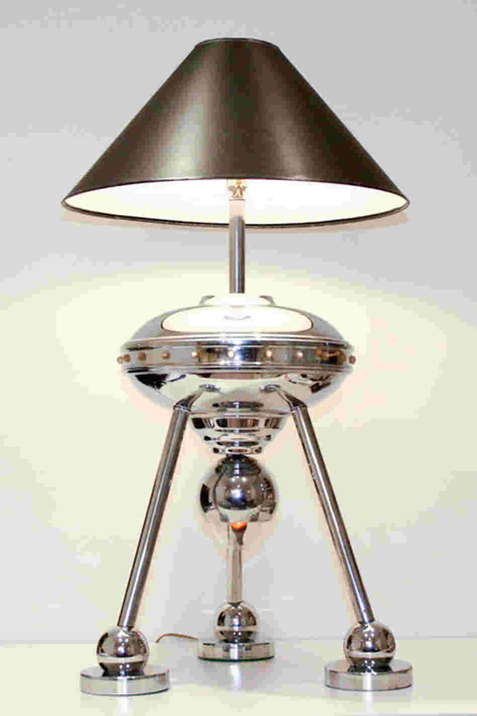 An Italian flying-saucer table lamp from the 1970s