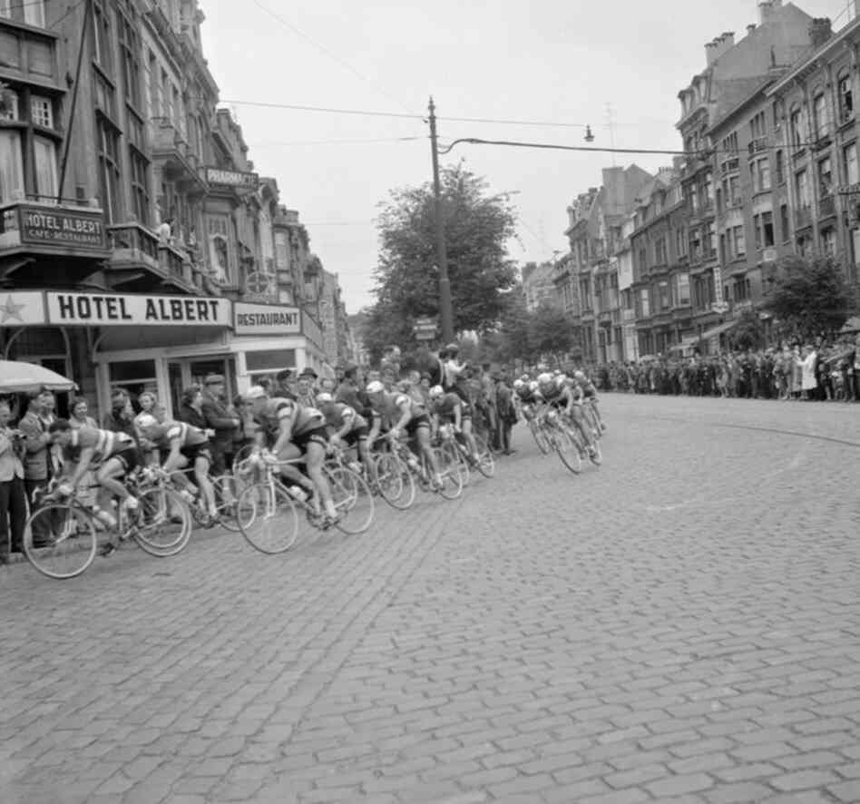In 1960, Gastone Nencini of Italy took the lead after the 14th stage, where he edged out another rider, Roger Riviere, in the Cevennes mountains.