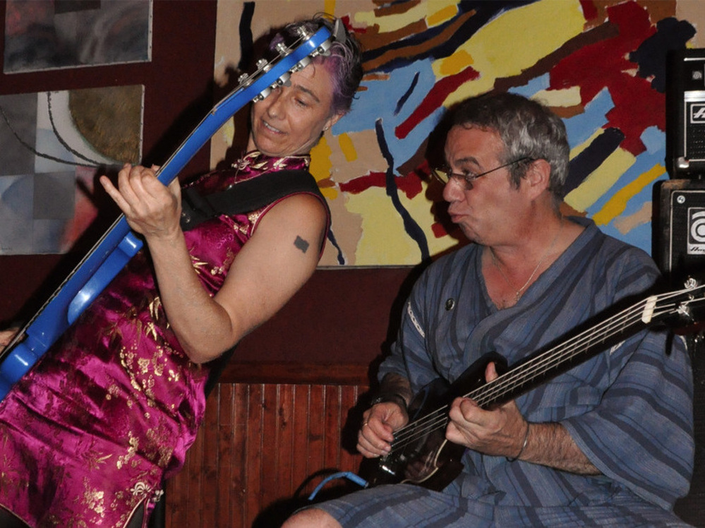 Dos y Dos is the latest album from Kira Roessler and Mike Watt's long-running, bass-only music project.